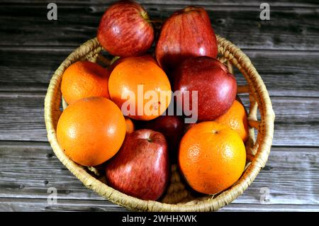 Verschiedene frische Früchte von Orangen, roten Äpfeln und Mandarinen, frische Früchte sind sehr gesund und enthalten mehrere Vitamine und Mineralstoffe, die wichtig sind f Stockfoto