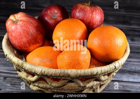 Verschiedene frische Früchte von Orangen, roten Äpfeln und Mandarinen, frische Früchte sind sehr gesund und enthalten mehrere Vitamine und Mineralstoffe, die wichtig sind f Stockfoto