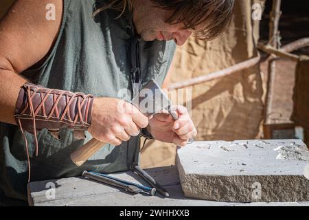 Im September 2019 wurde in der spanischen Stadt Avila ein Handwerker gefangen, der im Handwerksbetrieb während der mittelalterlichen Zeit arbeitete Stockfoto