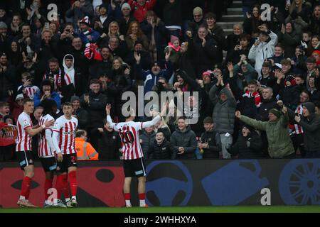 Sunderlands Jack Clarke feiert Sunderlands zweites Tor beim Sky Bet Championship-Spiel zwischen Sunderland und Plymouth Argyle am Samstag, den 10. Februar 2024, im Stadium of Light in Sunderland. (Foto: Michael Driver | MI News) Credit: MI News & Sport /Alamy Live News Stockfoto