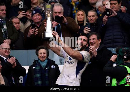 Der französische Charles Ollivon gewinnt die Auld Alliance Trophy, nachdem er das Guinness Six Nations-Spiel im Scottish Gas Murrayfield Stadium in Edinburgh gewonnen hat. Bilddatum: Samstag, 10. Februar 2024. Stockfoto