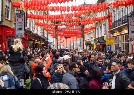 London, Großbritannien. Februar 2024. Menschenmassen strömen zum chinesischen Neujahr nach Chinatown. Dieses Jahr ist das Jahr des Drachen. Quelle: Vuk Valcic/Alamy Live News Stockfoto