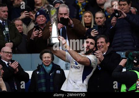 Der französische Charles Ollivon gewinnt die Auld Alliance Trophy, nachdem er das Guinness Six Nations-Spiel im Scottish Gas Murrayfield Stadium in Edinburgh gewonnen hat. Bilddatum: Samstag, 10. Februar 2024. Stockfoto