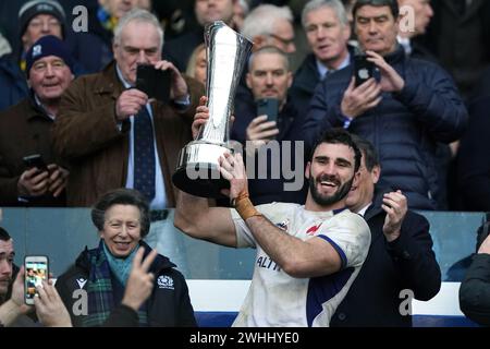 Der französische Charles Ollivon mit der Auld Alliance Trophy nach dem Guinness Six Nations Spiel im Scottish Gas Murrayfield Stadium in Edinburgh. Bilddatum: Samstag, 10. Februar 2024. Stockfoto