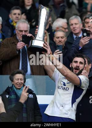 Der französische Charles Ollivon mit der Auld Alliance Trophy nach dem Guinness Six Nations Spiel im Scottish Gas Murrayfield Stadium in Edinburgh. Bilddatum: Samstag, 10. Februar 2024. Stockfoto