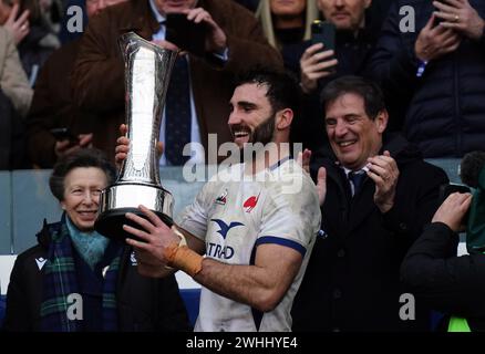 Der französische Charles Ollivon gewinnt die Auld Alliance Trophy, nachdem er das Guinness Six Nations-Spiel im Scottish Gas Murrayfield Stadium in Edinburgh gewonnen hat. Bilddatum: Samstag, 10. Februar 2024. Stockfoto