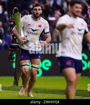 Der Franzose Charles Ollivon mit der Auld Alliance Trophy, nachdem er das Guinness Six Nations-Spiel im Scottish Gas Murrayfield Stadium in Edinburgh gewonnen hatte. Bilddatum: Samstag, 10. Februar 2024. Stockfoto