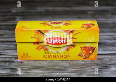 Kairo, Ägypten, 7. Februar 2024: Lipton schwarzer Tee mit Zimtbeuteln, Summe aus gereiften Teeblättern, Lipton, eine britisch-amerikanische Teemarke, im Besitz von Lipto Stockfoto