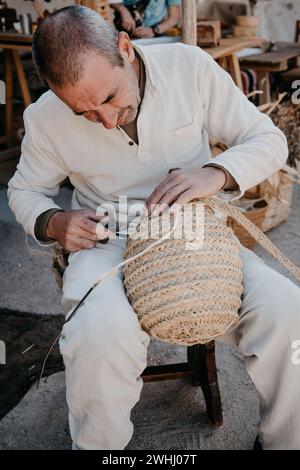 Handwerker, der mit seinen Händen in der Werkstatt arbeitet; Tag in der Stadt Avila, Spanien, im September 2019 Stockfoto