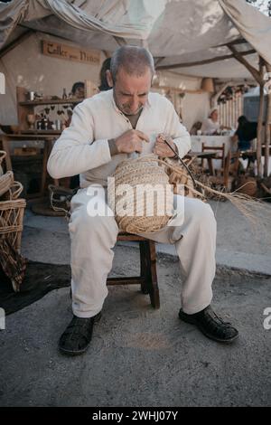 Handwerker, der mit seinen Händen in der Werkstatt arbeitet; Tag in der Stadt Avila, Spanien, im September 2019 Stockfoto