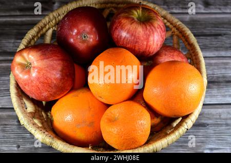 Verschiedene frische Früchte von Orangen, roten Äpfeln und Mandarinen, frische Früchte sind sehr gesund und enthalten mehrere Vitamine und Mineralstoffe, die wichtig sind f Stockfoto