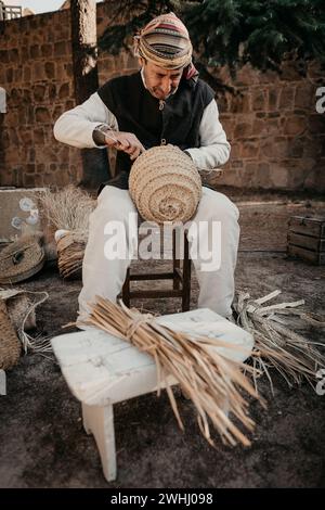 Handwerker, der mit seinen Händen in der Werkstatt arbeitet; Tag in der Stadt Avila, Spanien, im September 2019 Stockfoto