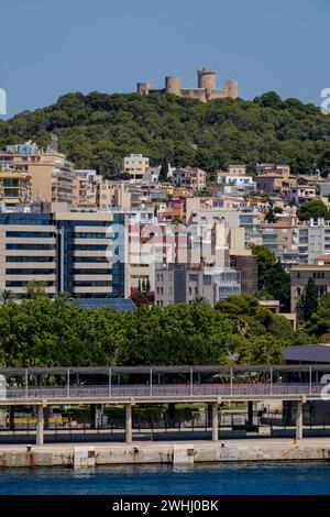 Paseo Maritimo und Schloss Bellver Stockfoto