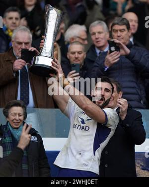 Der französische Charles Ollivon mit der Auld Alliance Trophy nach dem Guinness Six Nations Spiel im Scottish Gas Murrayfield Stadium in Edinburgh. Bilddatum: Samstag, 10. Februar 2024. Stockfoto