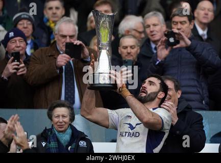 Der französische Charles Ollivon mit der Auld Alliance Trophy nach dem Guinness Six Nations Spiel im Scottish Gas Murrayfield Stadium in Edinburgh. Bilddatum: Samstag, 10. Februar 2024. Stockfoto