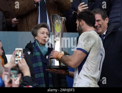 Der französische Charles Ollivon mit der Prinzessin Royal, Patron der Scottish Rugby Union, nachdem er nach dem Guinness Six Nations Spiel im Scottish Gas Murrayfield Stadium in Edinburgh die Auld Alliance Trophy erhalten hatte. Bilddatum: Samstag, 10. Februar 2024. Stockfoto