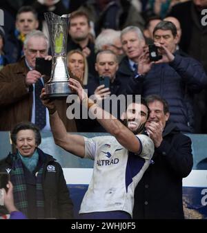 Der französische Charles Ollivon mit der Auld Alliance Trophy nach dem Guinness Six Nations Spiel im Scottish Gas Murrayfield Stadium in Edinburgh. Bilddatum: Samstag, 10. Februar 2024. Stockfoto