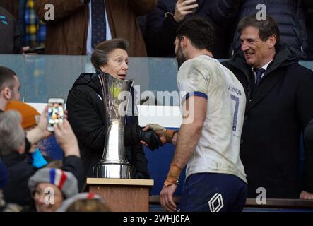 Frankreichs Charles Ollivon mit der Princess Royal, Patron der Scottish Rugby Union, bevor er nach dem Guinness Six Nations Spiel im Scottish Gas Murrayfield Stadium in Edinburgh die Auld Alliance Trophy erhielt. Bilddatum: Samstag, 10. Februar 2024. Stockfoto