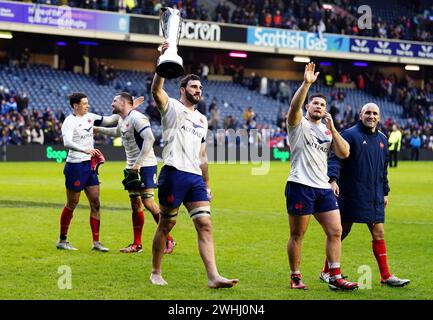 Der Franzose Charles Ollivon mit der Auld Alliance Trophy, nachdem er das Guinness Six Nations-Spiel im Scottish Gas Murrayfield Stadium in Edinburgh gewonnen hatte. Bilddatum: Samstag, 10. Februar 2024. Stockfoto