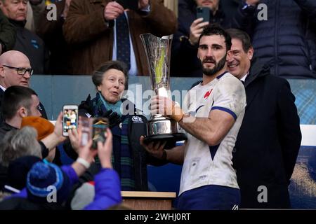 Der französische Charles Ollivon mit der Prinzessin Royal, Patron der Scottish Rugby Union, nachdem er nach dem Guinness Six Nations Spiel im Scottish Gas Murrayfield Stadium in Edinburgh die Auld Alliance Trophy erhalten hatte. Bilddatum: Samstag, 10. Februar 2024. Stockfoto