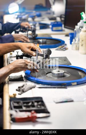 Diamantpolierer arbeiten an der Scheibe in der Diamantpolierfabrik Stockfoto