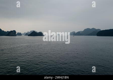 Hạ Long Bay, Vietnam an einem bewölkten grauen Tag Stockfoto