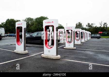 Ladegeräte für Elektrofahrzeuge an einer Autobahnservicestation Stockfoto