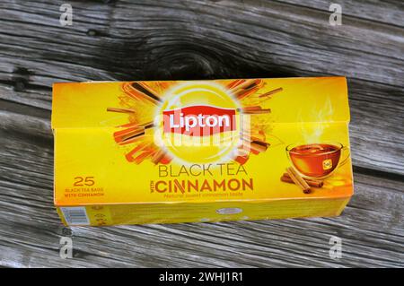 Kairo, Ägypten, 7. Februar 2024: Lipton schwarzer Tee mit Zimtbeuteln, Summe aus gereiften Teeblättern, Lipton, eine britisch-amerikanische Teemarke, im Besitz von Lipto Stockfoto