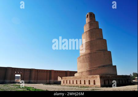 Das Malwiya Tower Minaret ist ein spiralförmiger Kegel von 52 Metern Höhe. Es war ein Teil der 1278 zerstörten großen Moschee von Samarra. Samarra, Irak Stockfoto