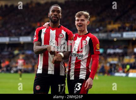 Brentfords Ivan Toney feiert das zweite Tor ihrer Mannschaft im Spiel mit Keane Lewis-Potter (rechts) während des Premier League-Spiels im Molineux, Wolverhampton. Bilddatum: Samstag, 10. Februar 2024. Stockfoto