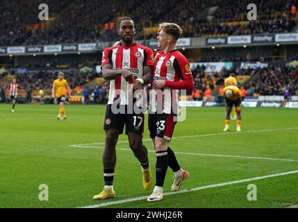 Brentfords Ivan Toney feiert das zweite Tor ihrer Mannschaft im Spiel mit Keane Lewis-Potter (rechts) während des Premier League-Spiels im Molineux, Wolverhampton. Bilddatum: Samstag, 10. Februar 2024. Stockfoto