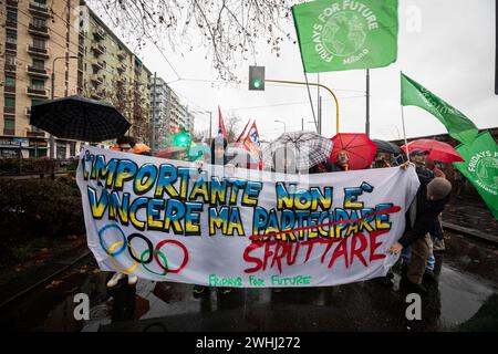 Mailand, Italien. Februar 2024. Foto Marco Ottico/LaPresse 10 - 10 - 2024 Milano, Italia - Cronaca - Corteo del Comitato Insostenibili Olimpiadi per denunciare l'insostenibilità economica, sociale e ambientale dei giochi Foto Marco Ottico/LaPresse 04 - 10 - 2024 Mailand, Italien - Nachrichten - Prozession gegen die Olympischen Spiele von Mailand Cortina Credit: LaPresse/Alamy Live News Stockfoto