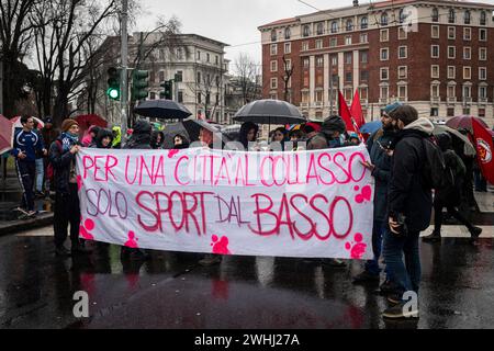 Mailand, Italien. Februar 2024. Foto Marco Ottico/LaPresse 10 - 10 - 2024 Milano, Italia - Cronaca - Corteo del Comitato Insostenibili Olimpiadi per denunciare l'insostenibilità economica, sociale e ambientale dei giochi Foto Marco Ottico/LaPresse 04 - 10 - 2024 Mailand, Italien - Nachrichten - Prozession gegen die Olympischen Spiele von Mailand Cortina Credit: LaPresse/Alamy Live News Stockfoto