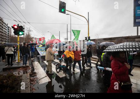 Mailand, Italien. Februar 2024. Foto Marco Ottico/LaPresse 10 - 10 - 2024 Milano, Italia - Cronaca - Corteo del Comitato Insostenibili Olimpiadi per denunciare l'insostenibilità economica, sociale e ambientale dei giochi Foto Marco Ottico/LaPresse 04 - 10 - 2024 Mailand, Italien - Nachrichten - Prozession gegen die Olympischen Spiele von Mailand Cortina Credit: LaPresse/Alamy Live News Stockfoto