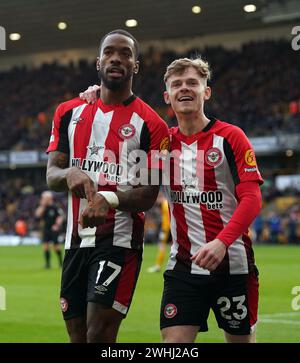 Brentfords Ivan Toney feiert das zweite Tor ihrer Mannschaft im Spiel mit Keane Lewis-Potter (rechts) während des Premier League-Spiels im Molineux, Wolverhampton. Bilddatum: Samstag, 10. Februar 2024. Stockfoto