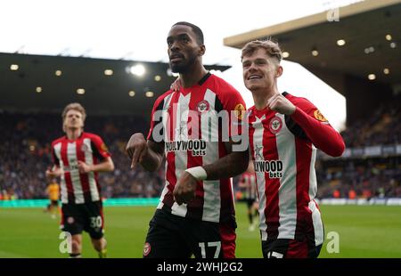 Brentfords Ivan Toney feiert das zweite Tor ihrer Mannschaft im Spiel mit Keane Lewis-Potter (rechts) während des Premier League-Spiels im Molineux, Wolverhampton. Bilddatum: Samstag, 10. Februar 2024. Stockfoto