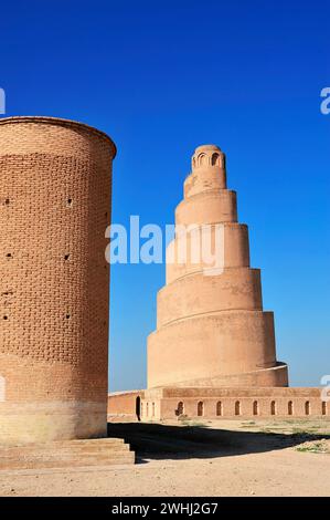 Das Malwiya Tower Minaret ist ein spiralförmiger Kegel von 52 Metern Höhe. Es war ein Teil der 1278 zerstörten großen Moschee von Samarra. Samarra, Irak Stockfoto