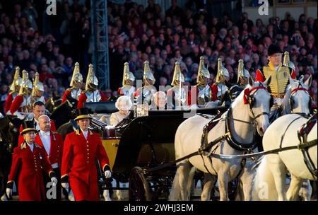 Windsor, Berkshire, Großbritannien. Mai 2012. Ihre Majestät die Königin und Prinz Philipp kommen in einer Kutsche bei der Royal Windsor Horse Show auf dem privaten Gelände von Windsor Castle, Windsor, Berkshire an, um das Diamantjubiläum Ihrer Majestät Königin Elizabeth II. Zu feiern. Kredit: Maureen McLean/Alamy Stockfoto