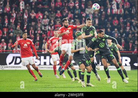Berlin, Deutschland. Februar 2024. Berlin, Deutschland. 10. Februar 2024: Spieler springen im Spiel Bundesliga - 1.FC Union Berlin gegen VfL Wolfsburg - an der Alten Försterei um einen Kopfsprung. Berlin, Deutschland. (Ryan Sleiman /SPP) Credit: SPP Sport Press Photo. /Alamy Live News Stockfoto