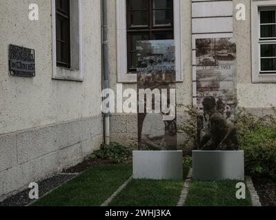 Gedenktafel und 2 Gedenksäulen zum Gedenken an den DDR-Aufstand am 17/1953 Magdeburg Stockfoto