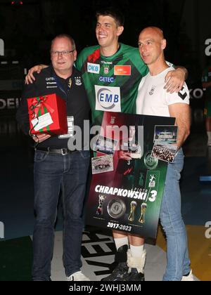 Marc-Henrik Schmedt und Dirk Roswandowicz verabschieden sich am 08/2023 von Piotr Chrapkowski SC Magdeburg Stockfoto