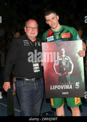 Geschäftsführer Marc-Henrik Schmedt verabschiedet sich am 08/2023 von Vladan Lipovina SC Magdeburg Stockfoto