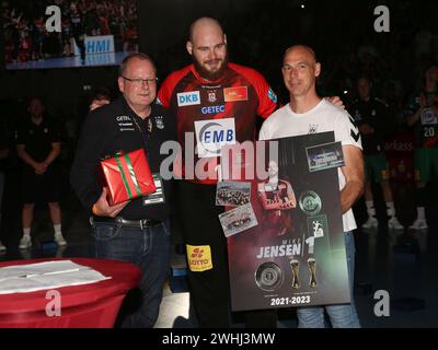 Marc-Henrik Schmedt und Dirk Roswandowicz verabschieden sich am 08/2023 von Mike Jensen SC Magdeburg Stockfoto