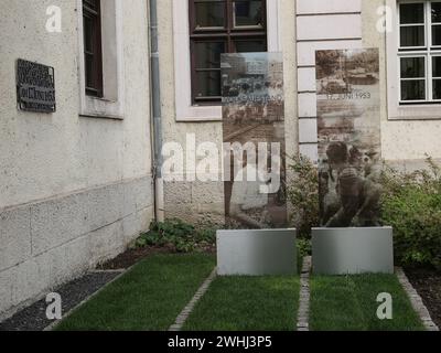 Gedenktafel und 2 Gedenksäulen zum Gedenken an den DDR-Aufstand am 17/1953 Magdeburg Stockfoto