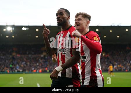 Brentfords Ivan Toney feiert das zweite Tor ihrer Mannschaft im Spiel mit Keane Lewis-Potter (rechts) während des Premier League-Spiels im Molineux, Wolverhampton. Bilddatum: Samstag, 10. Februar 2024. Stockfoto