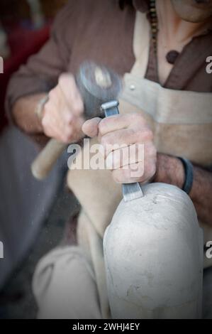 Handwerker arbeiten an Stein isoliert an Händen Stockfoto