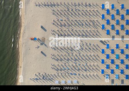 Der ausgestattete Strand von Versilia von oben gesehen Stockfoto