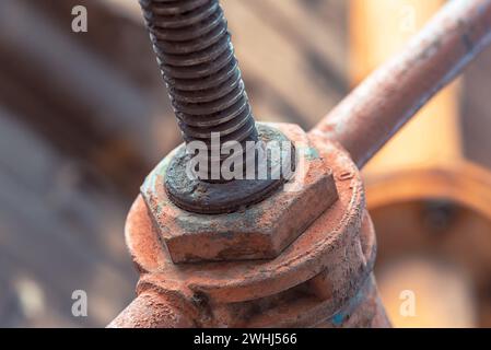 Schmutziges Gasventil mit einem gelben Rohr an der Wand eines alten Hauses Stockfoto