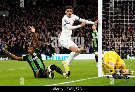 Brennan Johnson (Mitte) von Tottenham Hotspur erzielt das zweite Tor des Spiels während des Premier League-Spiels im Tottenham Hotspur Stadium in London. Bilddatum: Samstag, 10. Februar 2024. Stockfoto