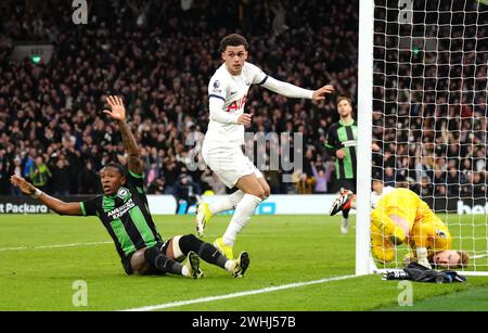 Brennan Johnson (Mitte) von Tottenham Hotspur erzielt das zweite Tor des Spiels während des Premier League-Spiels im Tottenham Hotspur Stadium in London. Bilddatum: Samstag, 10. Februar 2024. Stockfoto